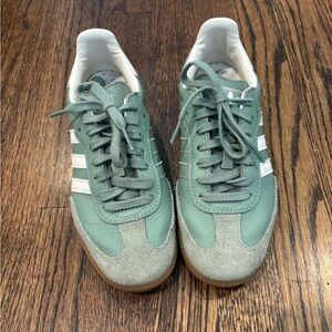 Sambas, green with white stripes
